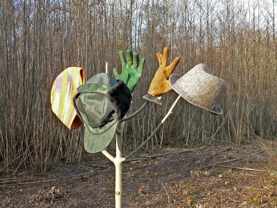 select left of pic for previous, right for next, top for index